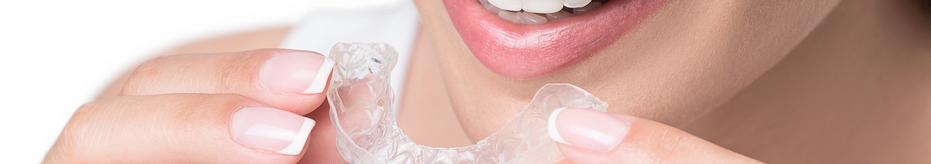 Wir legen die ideale Position der Kiefer fest und fertigen mit den gewonnenen Daten eine Aufbiss-Schiene in unserem Dentallabor an.